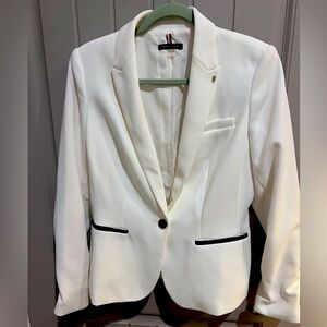 Chic Tommy Hilfiger white blazer denim elbow patches.